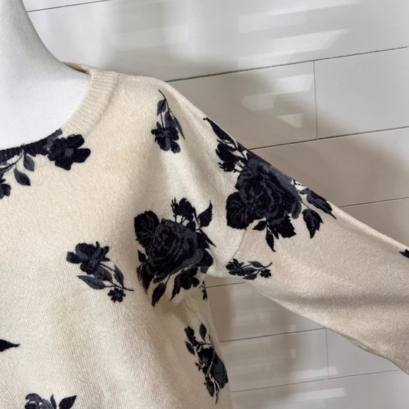 Chelsea & Theodore Off White & Navy Floral Relaxed Fit Sweater Size M - Picture 6 of 13